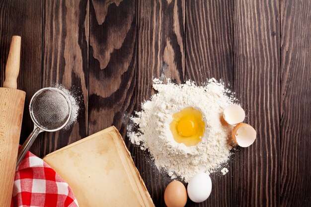 Mesa de cocina con utensilios e ingredientes de libros de cocina.