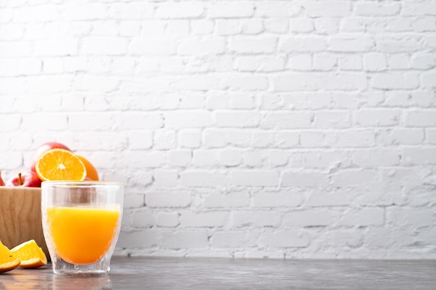 Mesa de cocina con vaso de jugo de naranja.