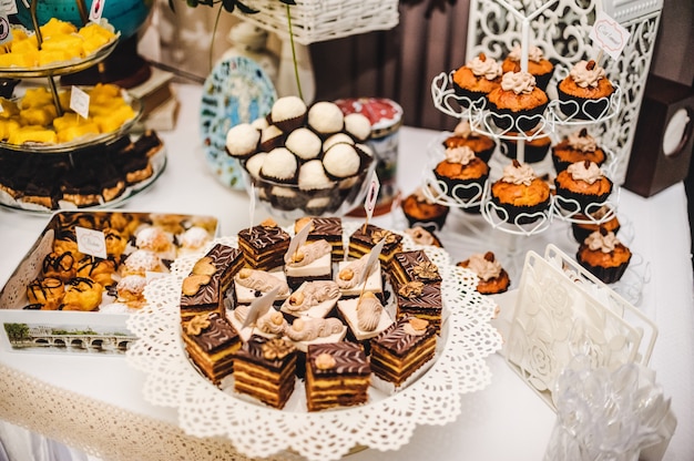 Mesa colorida com doces e guloseimas para o casamento