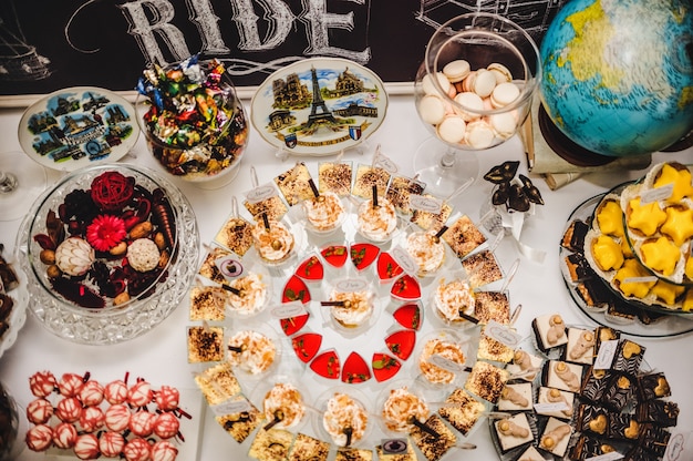 Mesa colorida com doces e guloseimas para o casamento