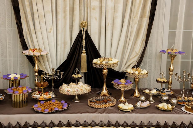 Mesa com bolos bufê de doces Mesa de sobremesas para festa guloseimas para área de banquete de casamento