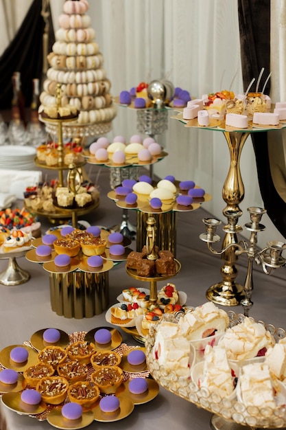 Mesa com bolos doces buffet de doces Mesa de sobremesa para uma festa guloseimas para a área de banquete de casamento Fechar barra de chocolate Decorado delicioso