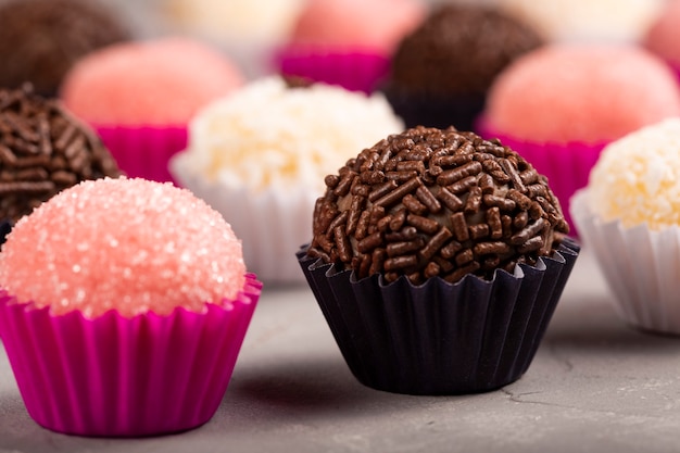 Foto mesa com brigadeiro e vários doces de festa