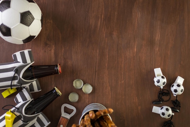 Mesa com cerveja e salgadinhos para festa de futebol.