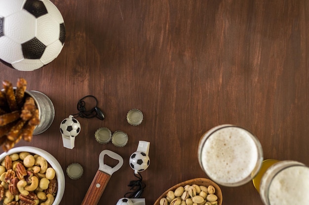 Mesa com cerveja e salgadinhos para festa de futebol.