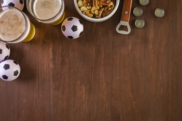 Mesa com cerveja e salgadinhos para festa de futebol.