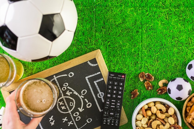 Mesa com cerveja e salgadinhos para festa de futebol.