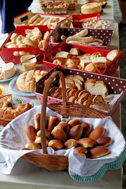 Mesa com cestos e pães