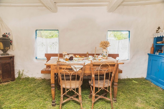 Mesa com chá e doces em uma velha cabana ucraniana