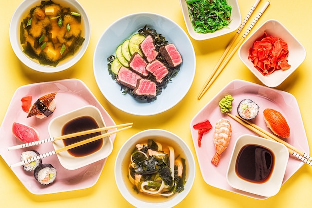 Mesa com comida tradicional japonesa, vista de cima.