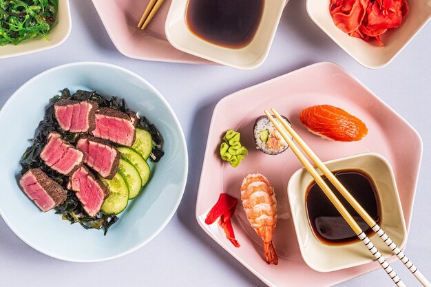 Mesa com comida tradicional japonesa, vista de cima.