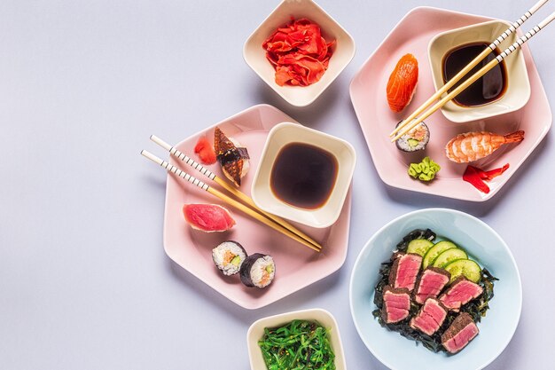 Mesa com comida tradicional japonesa