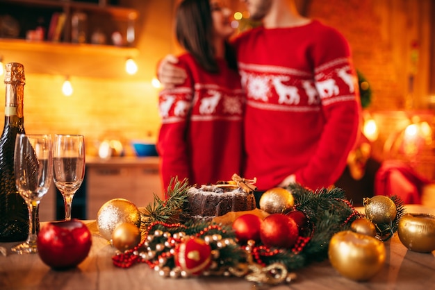 Mesa com decoração de natal e comida festiva, amor casal. celebração romântica de natal