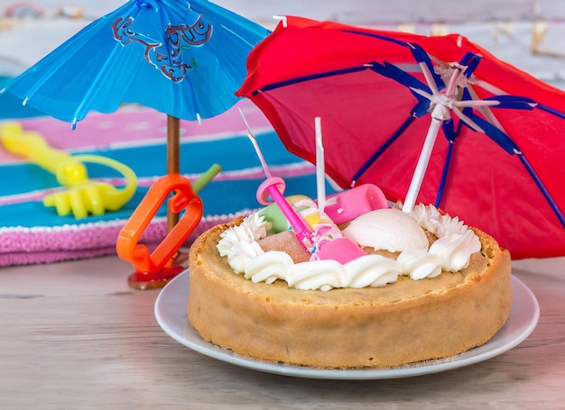 Mesa com decoração e bolo de casamento