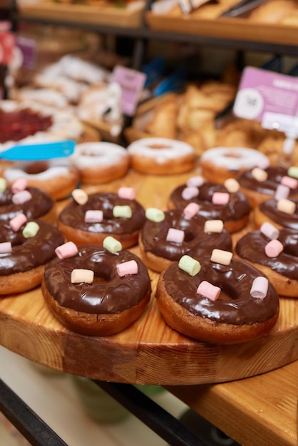 Mesa com doces biscoitos com morangos pão de ló donuts bolo de rolinhos doces Um buffet de doces em uma festa um jantar ao ar livre um casamento