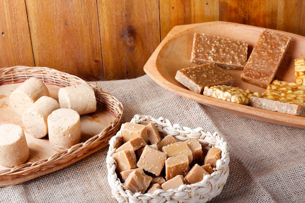 Mesa com doces brasileiros e sobremesas tradicionais de festivais rurais