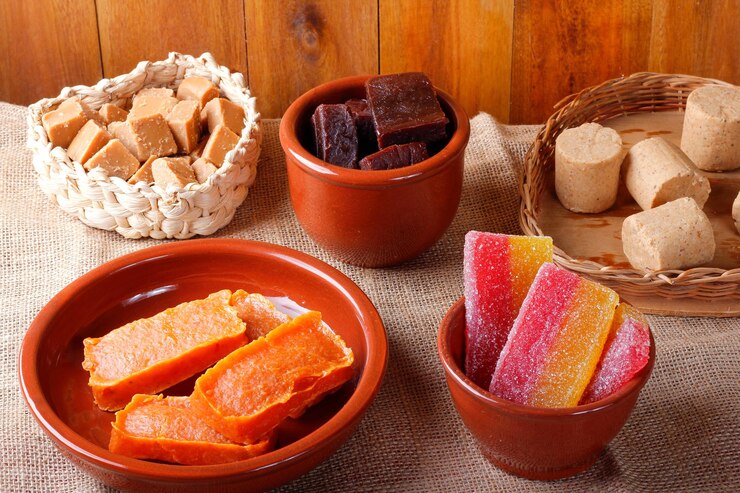 Mesa com doces brasileiros e sobremesas tradicionais de festivais rurais