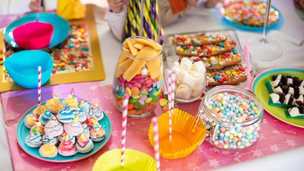 Mesa com doces e doces de decoração de festa