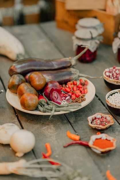 mesa com especiarias para cozinhar legumes, mesa de cozinhar