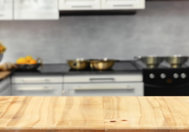 Mesa com fundo desfocado da cozinha