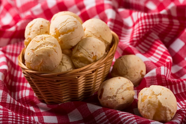 Mesa com pães de queijo Pão de queijo tradicional petisco brasileiro