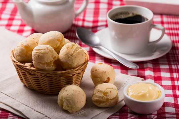 Mesa com pães de queijo Pão de queijo tradicional petisco brasileiro