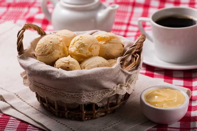 Foto mesa com pães de queijo pão de queijo tradicional petisco brasileiro