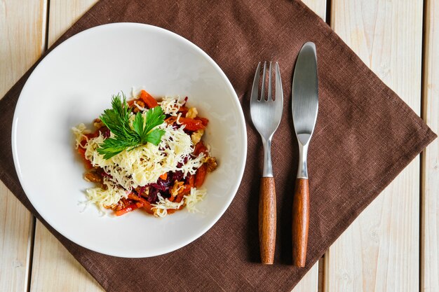 Mesa com salada com beterraba, nozes, damasco seco e queijo