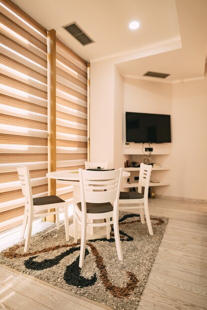 La mesa del comedor en el apartamento. Mesa para almorzar en el living. Comedor.