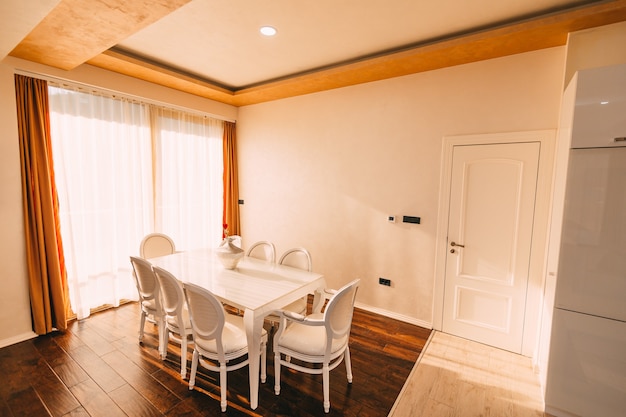 La mesa del comedor en el apartamento. Mesa para almorzar en el living. Comedor.