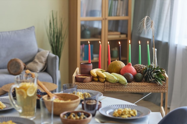 Mesa de comedor con cena navideña en la habitación.