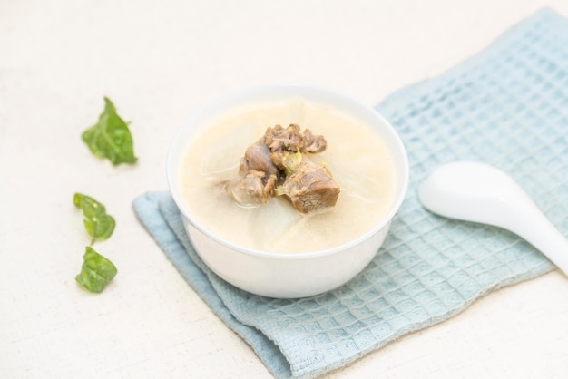 En la mesa del comedor se coloca un plato de sopa de cordero guisada con rábanos