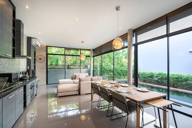 Mesa de comedor con diseño tipo loft y espacio abierto para acceder a la piscina.