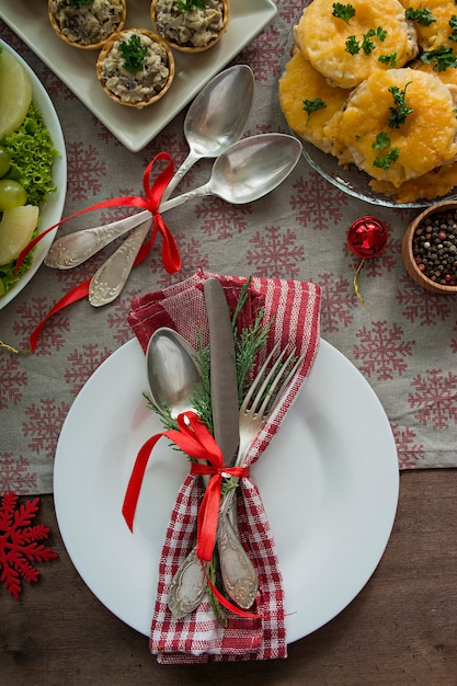 Mesa de comedor familiar de Navidad. Mesa festiva Ajuste de la tabla. Regalos Año nuevo. Vista desde arriba.