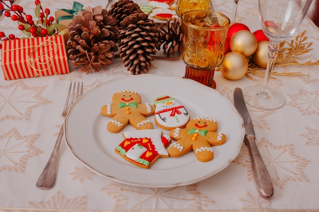 Mesa de comedor con galletas de Navidad en placa