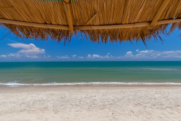 Mesa de comedor junto al mar tropical en Tailandia