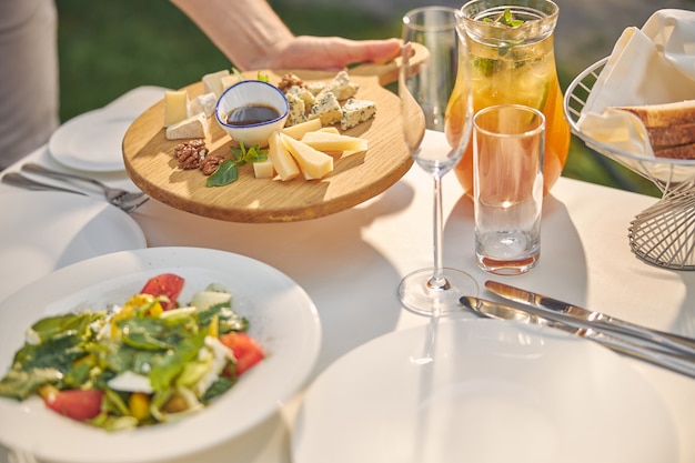 mesa de comedor con limonada de naranja y deliciosa comida para los invitados de honor