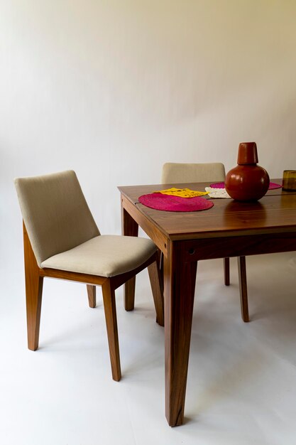 Mesa de comedor lista para la cena en muebles de diseño de fondo blanco mexico