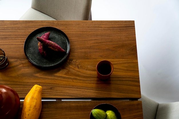 Mesa de comedor lista para la cena en muebles de diseño de fondo blanco mexico