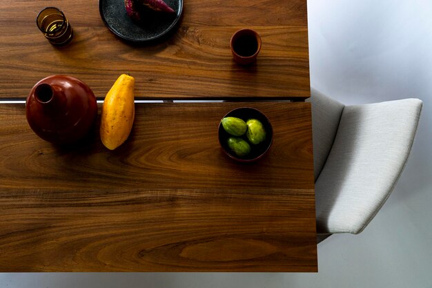 Mesa de comedor lista para la cena en muebles de diseño de fondo blanco mexico