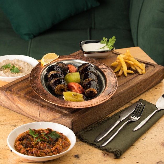 Mesa de comedor llena de deliciosos platos en un escritorio de madera