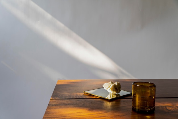 Mesa de comedor de madera de diseño minimalista y objetos simples en la mesa mexico