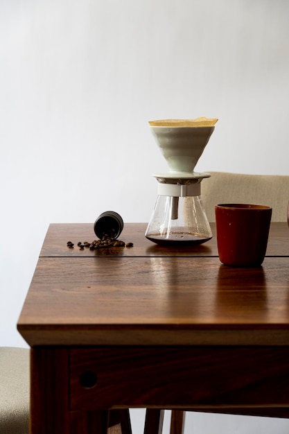 Mesa de comedor de madera de diseño minimalista y objetos simples en la mesa mexico