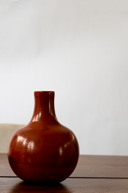 Mesa de comedor de madera de diseño minimalista y objetos simples en la mesa mexico