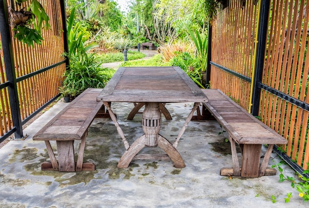 Mesa de comedor de madera en el jardín