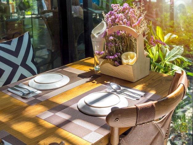 Mesa de comedor en restaurante con sol romántico