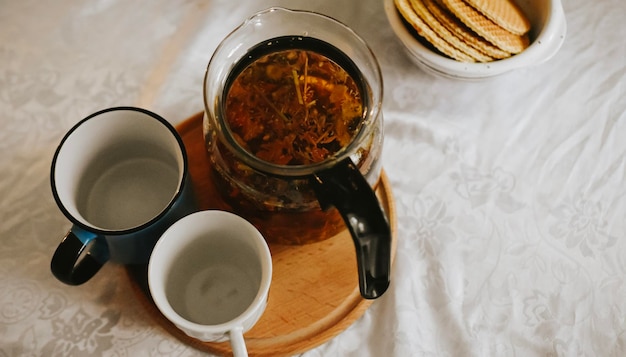 Mesa de comedor con tazas de té