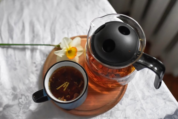 Mesa de comedor con tazas de té