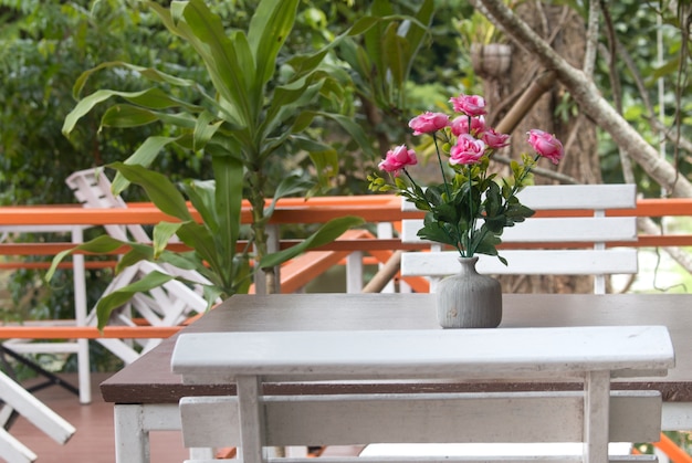 Mesa de comedor en la terraza del patio