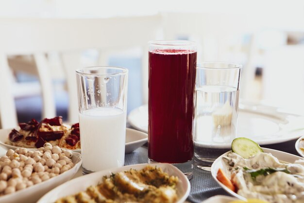 Mesa de comedor tradicional turca y griega con bebida alcohólica especial Raki Ouzo y Raki i turco